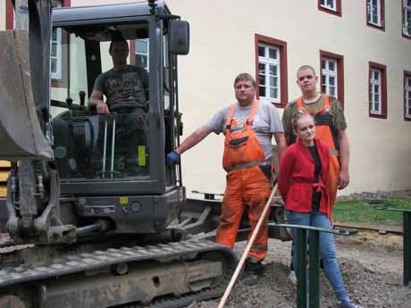 Im Einsatz für ein Gemeinschaftsprojekt Stefan Ranke im Bagger, Jens Mattern vom Baubetriebshof und die Jugendlichen Carry Stenzel und Tatjana Stoljarcuk. Foto: Stadt