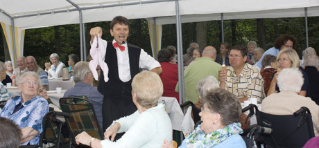 Zauberer Pikkus aus Siegen erstaunte Bewohner und Gäste auf dem Sommerfest des Altenzentrums Freudenberg. Foto: Diakonie