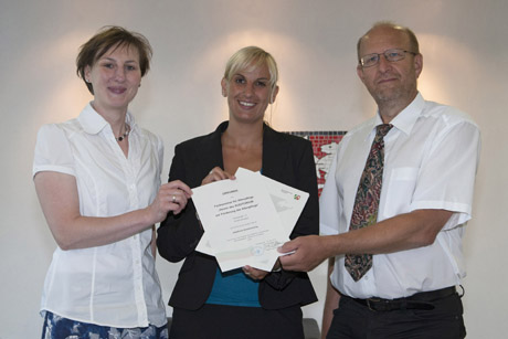 Präsentieren die Urkunde zur staatlichen Anerkennung: Yvonne Fromm (Schulleiterin), Melanie Voß (Bezirksregierung Arnsberg) und Manfred Erb (1. Vorsitzender des Vereins des Auditorium zur Förderung der Altenpflege).