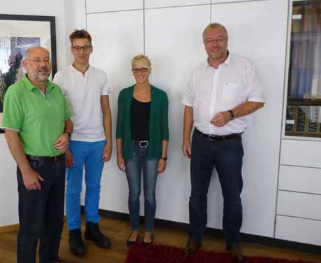 Sozialdezernent Dieter Loske (li.) und Bürgermeister Walter Kiß (re.) begrüßten die beiden neuen Auszubildenden Benedikt Hermeling und Lara Dicke. Foto: Stadt