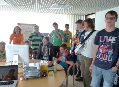 Am ersten Tag erhielten die Schülerinnen und Schüler durch den Geschäftsführer Tobias Müller Einblicke in die Spieleentwicklung des Entwicklerstudios Outline Development. Fotos: KM:SI