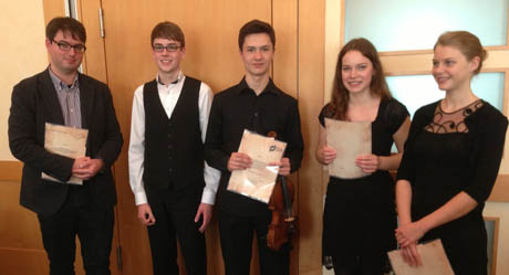 Freute sich über seine Auszeichnung im Fach „Klavierbegleitung“: Alexander Breitenbach (2.v.l.). Foto: Stadt Siegen