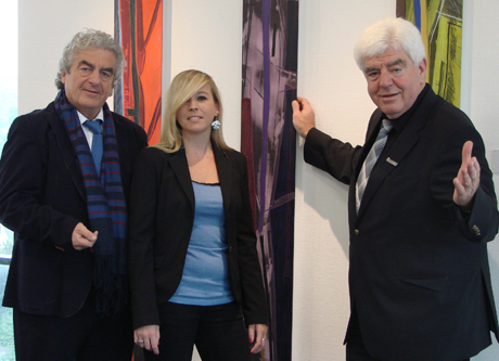 Stefanie Bertelmann ist die erste Kulturvolontärin des Kreises Siegen-Wittgenstein. Landrat Paul Breuer (r.) und Kreis-Kulturreferent Wolfgang Suttner haben sie jetzt im Kreishaus begrüßt. Foto: Kreis