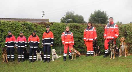 Für die Rettungshundeführer der Malteser Siegen und des DRK Kreuztal verlief die Prüfung in Fellinghausen äußerst erfolgreich. Foto: Malteser