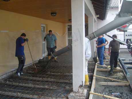 Der Außenbereich vor den Toiletten an der Grundschule Wahlbach wurde in den Sommerferien erneuert. Foto: Gemeinde
