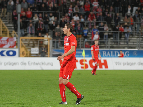 Erzielte das Tor des Tages in Oberhausen: Konstantin Möllering; nach Vorlage von André Dej (im Hintergrund). Foto: Michael Handke
