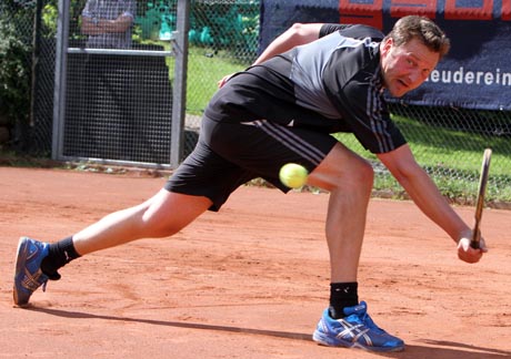 Herren A-Tennispieler Andreas Schmitt (TC Wilgersdorf) möchte seinen Titel aus dem Vorjahr verteidigen. Foto: Verein