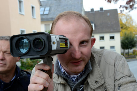 Auch wirSiegen.de-Redakteur Jürgen Kirsch durfte in Siegen auch selbst mal an die Laserpistole.