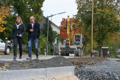 Wilnsdorfs Bürgermeisterin Christa Schuppler besuchte gemeinsam mit dem zuständigen Tiefbauingenieur Axel Schneider die Baustelle auf der L722a in Wilden. Foto: Gemeinde