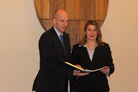 Kämmerer Ulrich Berghof und Bürgermeisterin Christa Schuppler stellten heute Mittag den Haushaltsplan für das Jahr 2014 der Gemeinde Wilnsdorf vor. Foto: Rita Lehmann