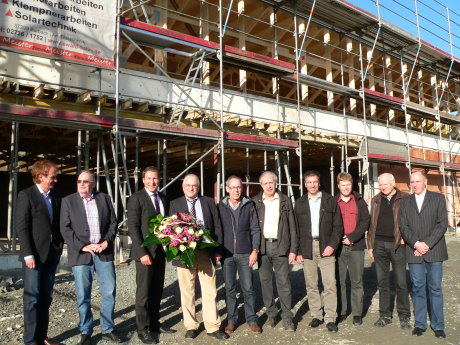 Rohbau und Dachstuhl stehen. Im Fachmarktzentrum „Quartier N“ in Neunkirchens Zentrum konnte jetzt das Richtfest gefeiert werden. Foto: Gemeinde