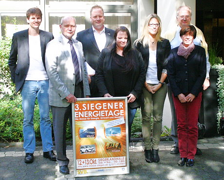 Christian Freischlad (WHSE), Wolfgang Graf (JoKo-Geschäftsführer), Marco Metz (Firma Junkers), Nathalie Dombrowsky (JoKo-Projektleiterin), Jessica Peter (SVB), Dorothea Kottke (RWE) und Hans-Hermann Freischlad (WHSE; v.li.) freuen sich auf die Siegener Energietage. Foto: Jürgen Kirsch