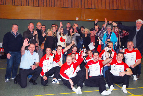 Hatten allen Grund zum Jubeln: Die SKV-Turner und ihre Anhänger feierten den Meistertitel. Fotos: SKV