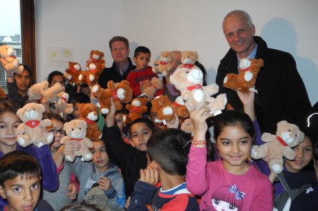 Henning Stern, Sparkasse Burbach-Neunkirchen, Hans-Peter Ginsberg von der Evangelischen Gemeinschaft Wahlbach und Burbachs Bürgermeister Christoph Ewers sorgten für strahlende Augen. 300 Teddybären wurden an die Kinder in der Notunterkunft verteilt. Foto: Gemeinde