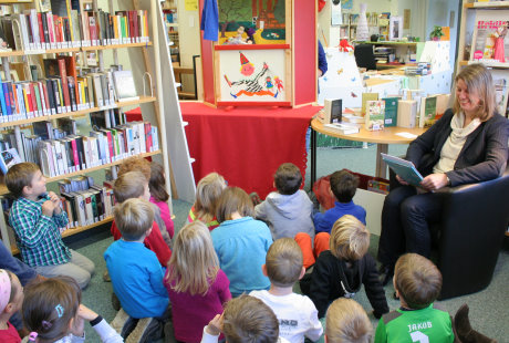 Anlässlich des bundesweiten Vorlesetags lud die Bibliothek Wilnsdorf Kindergartenkinder zum Kasperletheater ein. Als Vorleserin stellte sich Wilnsdorfs Bürgermeisterin Christa Schuppler zur Verfügung. Foto: Gemeinde