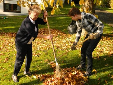 b Gartenarbeit oder Einkaufen – auf der Taschengeldbörse finden Senioren junge Menschen, die ihnen gegen ein Taschengeld bei kleinen Diensten im Haushalt helfen. Foto: Gemeinde