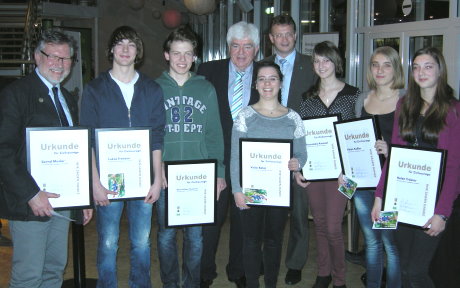 Lehrer Bernd Mosler und seine Schüler Viola Balaj, Lukas Franzen, Franziska Kneisel, Maximilian Paashaus, Helen Tröster und Helen Keßler leisteten Erste Hilfe beim Zugunglück bei Saßmannshausen. Landrat Breuer und AOK-Regionaldirektor Dirk Schneider ehrten sie dafür.