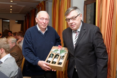 Stötzel ehrte während der Versammlung eines der ältesten Mitglieder der Bäcker-Innung Westfalen-Süd. Fred Weiss aus Niederschelden ist seit 52 Jahren dabei.