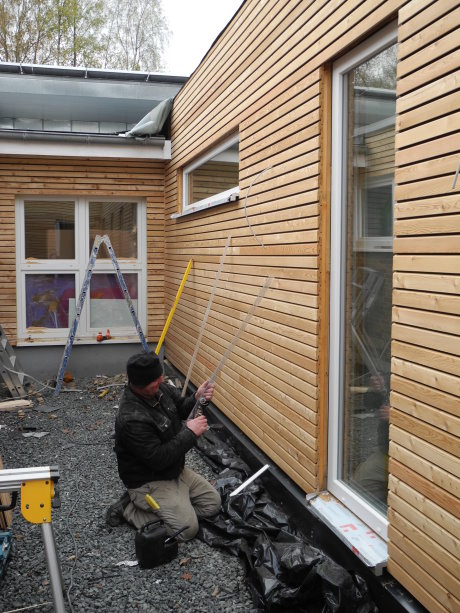 Eine Holzfassade ziert die Außenhülle des Anbaus am Wahlbacher Kindergarten. Foto: Gemeinde