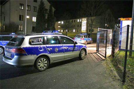 Zwei Menschen sind nach Streitigkeiten und einem Handgemenge in der Notunterkunft für Flüchtlinge in Burbach in Polizei-Gewahrsam gekommen. Ein 18-jähriger Beteiligter wurde vorläufig festgenommen. Archiv-Foto: wirSiegen.de