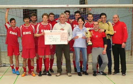 So sehen Sieger aus: Der SV Rothemühle gewann den 18. Steiner-Cup des FC Eiserfeld. Fotos (2): Jürgen Kirsch