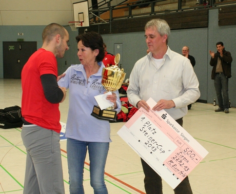 FCE-Vorsitzender Michael Krämer (re.) und Turnier-Sponsorin Regina Steiner überreichen dem Rothemühler Manuel Wolff den Wanderpokal sowie die Siegprämie.