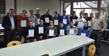 Schulleiter Manfred Kämpfer (links) und Frank Wigger (rechts), Fachlehrer am BKT und lizenzierter Prüfer, gratulierten den Studierenden zur erfolgreich bestandenen Prüfung. Foto: Berufskolleg