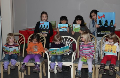Kinder der Fischbacherbergschule und des Städtischen Kinder- und Jugendtreffs lesen aus Tomi Ungerers „Die drei Räuber“ vor. Fotos: Stadt