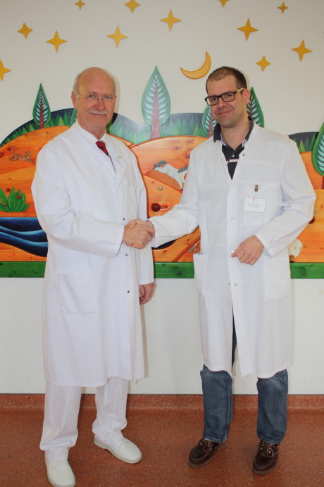 In seiner Funktion als ärztlicher Direktor heißt Prof. Dr. Rainer Burghard (li.) Dr. André Hörning, den neuen Pädiatrischen Gastroenterologen und Hepatologen als Oberarzt an der DRK-Kinderklinik Siegen, herzlich auf dem Wellersberg willkommen. Foto: Klinik