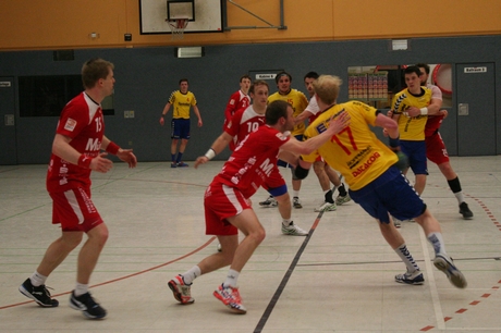 Kaum ein Durchkommen gab es für die Eiserfelder - hier Frieder Krause am Ball - bei der Abwehr des Drittligisten.