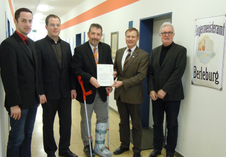 Von links: Heiko Treude (Klimaschutzmanager, Stadt Bad Berleburg), Manuel Spies (Abteilungsleiter Immobilienmanagement, Stadt Bad Berleburg), Bernd Fuhrmann (Bürgermeister, Stadt Bad Berleburg), Volker Milk (Regierungsvizepräsident, Bezirksregierung Arnsberg) und Jürgen Weber (Erster Beigeordneter und Kämmerer, Stadt Bad Berleburg). Foto: Bezirksregierung