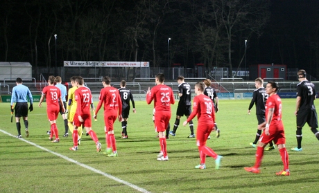 Die Mannschaften betreten den Rasen. Im Sportpark Höhenberg sorgten sie für eine verrückte Partie.