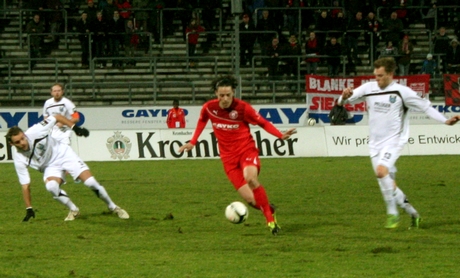 Zouhair Bouadoud (Mitte) erzielte das 1:0 für die Sportfreunde und ebnete damit den Weg zum Heimsieg gegen Wiedenbrück. Fotos: Jürgen Kirsch