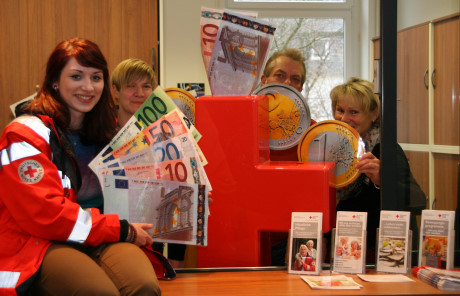 Die Mitarbeiter/innen des Kontakt-, Koordinations- und Service-Centers (KoKoS) rufen die Bevölkerung zu Ihrer finanziellen Hilfe bei der Haus- und Straßensammlung auf. Foto: DRK