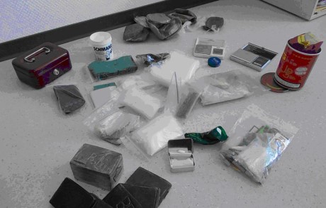 Das Bad Berleburger Kriminalkommissariat stellte unter anderem ein Kilogramm Haschisch sicher. Fotos: Polizei
