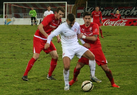 Torschütze Konstantin Möllering (li.) und Daniel Grebe (re.) im Duell mit einem Essener. Die Siegener gingen am Ende verdient als Sieger vom Platz. Fotos: Jürgen Kirsch