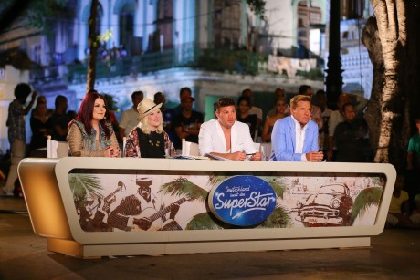 Die Jury mit Marianne Rosenberg, Mieze Katz, Prince Kay One und Dieter Bohlen (v.l.) bewertet auf dem nächtlichen Paseo del Prado in Havanna die Leistungen der Kandidaten, die heute romantische Duette performen sollen.