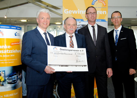 Präsentieren den 100.000 Euro-Scheck: Gerd Kraus (Vorstand des GSV) und die Volksbankvorstände Norbert Kaufmann und Jens Brinkmann sowie Markus Bartels (Vertriebsdirektor Union Investment ). Foto: Volksbank