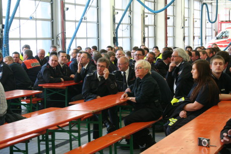 Die Löschzüge Bürbach, Hain und Alchetal versammelten zur Übergabe der neuen Feuerwehr in der Fahrzeughalle der Hauptwache.