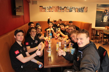 Die U20 „Dubai Mighty Camels beim Frühstück nach dem Match in der Sportsbar Eissporthalle am Seilersee.