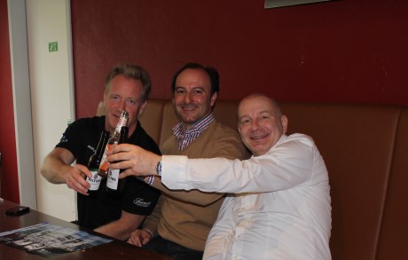 David A. Barette (Team-Coach U 20 „Dubai Mighty Camels“), Michele Schulte, Thorsten Kossak (Spieler „Eislaufgemeinschaft Griesenbrauck Sümmern“) in der Sportsbar im Eisstadium.