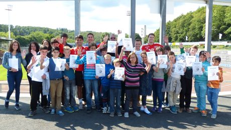 Serkan Dalman, Konstantin Möllering und die Vertreter der verschiedenen Kinder- und Jugendeinrichtungen der Stadt Siegen (Foto: Sportfreunde Siegen)