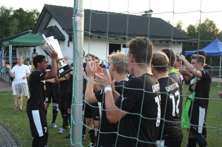 Das A-Kreisliga-Team des TSV Weißtal hat das diesjährigen Turnier um den "Henneberg-Cup" gewonnen und konnte den Wanderpokal hochhalten. Fotos: Verein