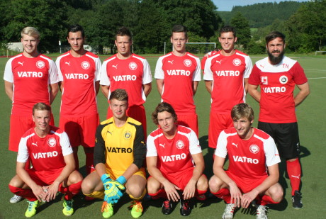 Neue Gesichter im Breitenbachtal: Christian Jung, Enrico Balijaj, Jan-Peter Stein, Daniel Schnittchen und Patrick Sonntag (hinten,v.li.) mit Trainer Thorsten Nehrbauer sowie Florian Bublitz, Patrick Stock, Michael May und Dennis Noll (unten, v.li.). Fotos: Kirsch