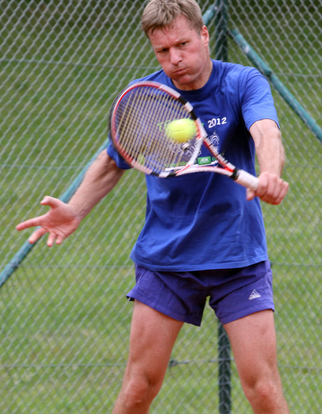 Herren 40-Mitfavorit Marco Lück (TC Wilgersdorf), der mit einem klaren Zweisatzsieg über Hans Martin Rauser (TC Ludwigseck Salchendorf) bereits ins Halbfinale vordringen konnte. Foto: Verein