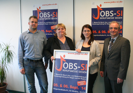 Die Berufs- und Ausbildungsmesse "JOBS-SI" steht in den Startlöchern: Die beiden Aussteller-Vertretet Manuel Berndes (Westnetz GmbH, li.) und Klaus Irle (Startpunkt57, re.) freuen sich mit Dunja Mühlig und Carina Bittner (Mitte, v.li.) vom Veranstalter JoKo Promotion drauf. Fotos: Jürgen Kirsch