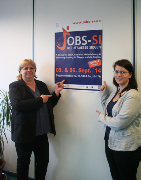 Dunja Mühlig (li.) und Carina Bittner präsentieren das Plakat zur "JOBS-SI", die am ersten September-Wochenende zum siebten Mal über die Bühne gehen wird.
