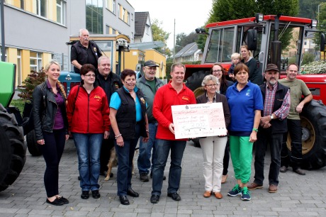 2014-09-10_Siegen_Spende_Treckerfreunde_an_Jugendhospizdienst_Foto_Hercher_01