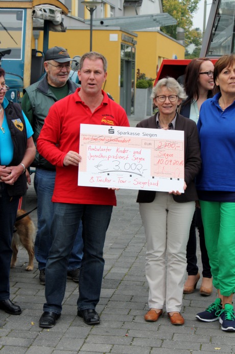 2014-09-10_Siegen_Spende_Treckerfreunde_an_Jugendhospizdienst_Foto_Hercher_02