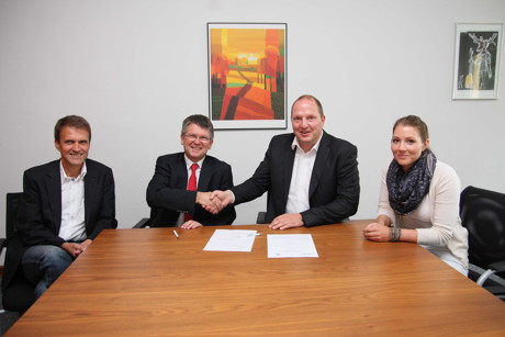 (v. l.) Patrick Helle, Abteilungsleiter der Europaschule am Berufskolleg, Schulleiter Karl-Heinz Bremer freuen sich mit Marcus Adler, dem kaufmännischen Leiter und Anna-Lena Oerter, der Personalreferentin über die enge Zusammenarbeit. (Foto: Berufskolleg)